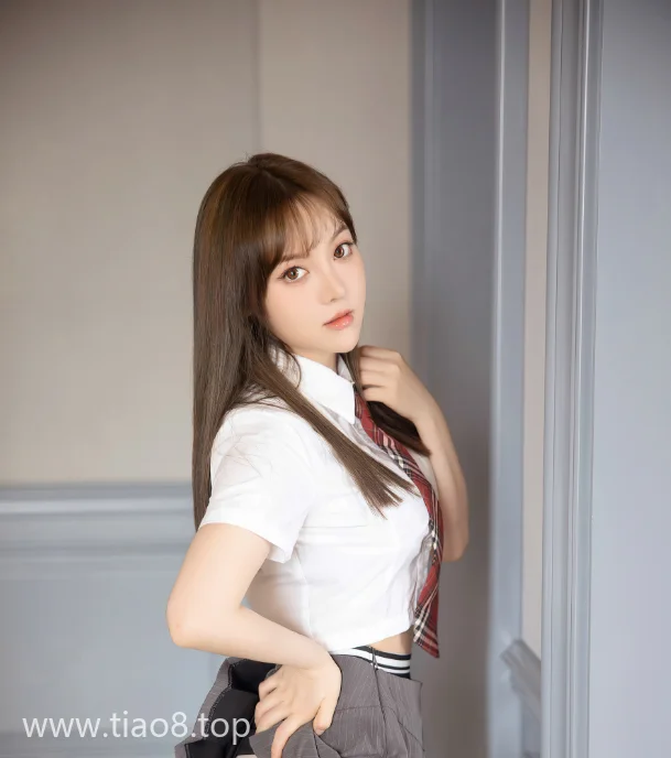学校里穿裙子校服的豆瓣酱cos写真第2张 学校里穿裙子校服的豆瓣酱cos写真第2张