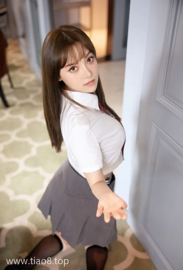 学校里穿裙子校服的豆瓣酱cos写真第1张 学校里穿裙子校服的豆瓣酱cos写真第1张