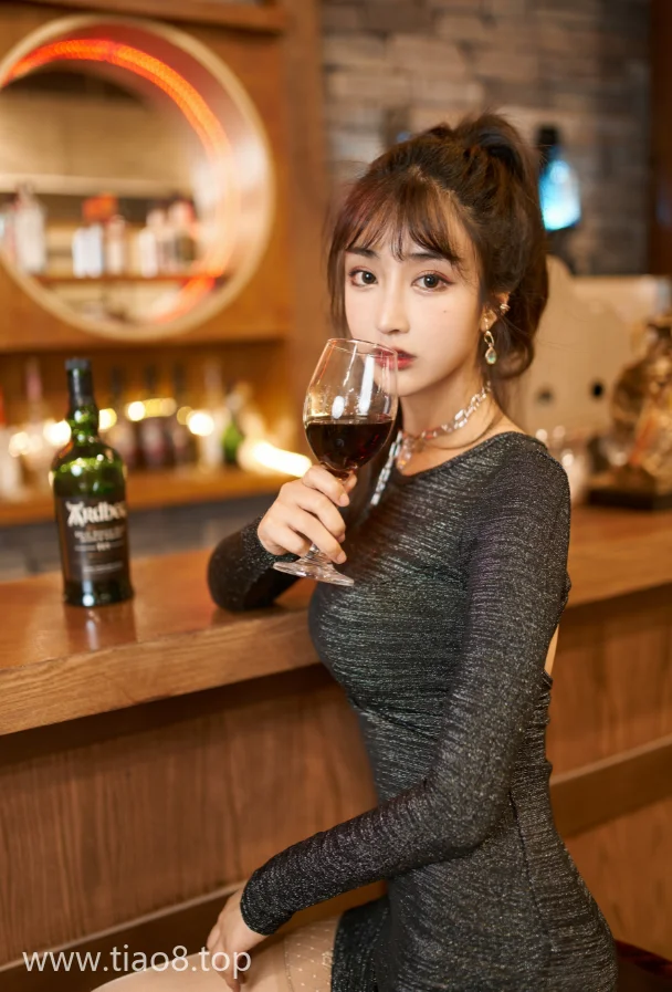 清甜笑容配鸡尾酒杯cos写真第3张 清甜笑容配鸡尾酒杯cos写真第3张