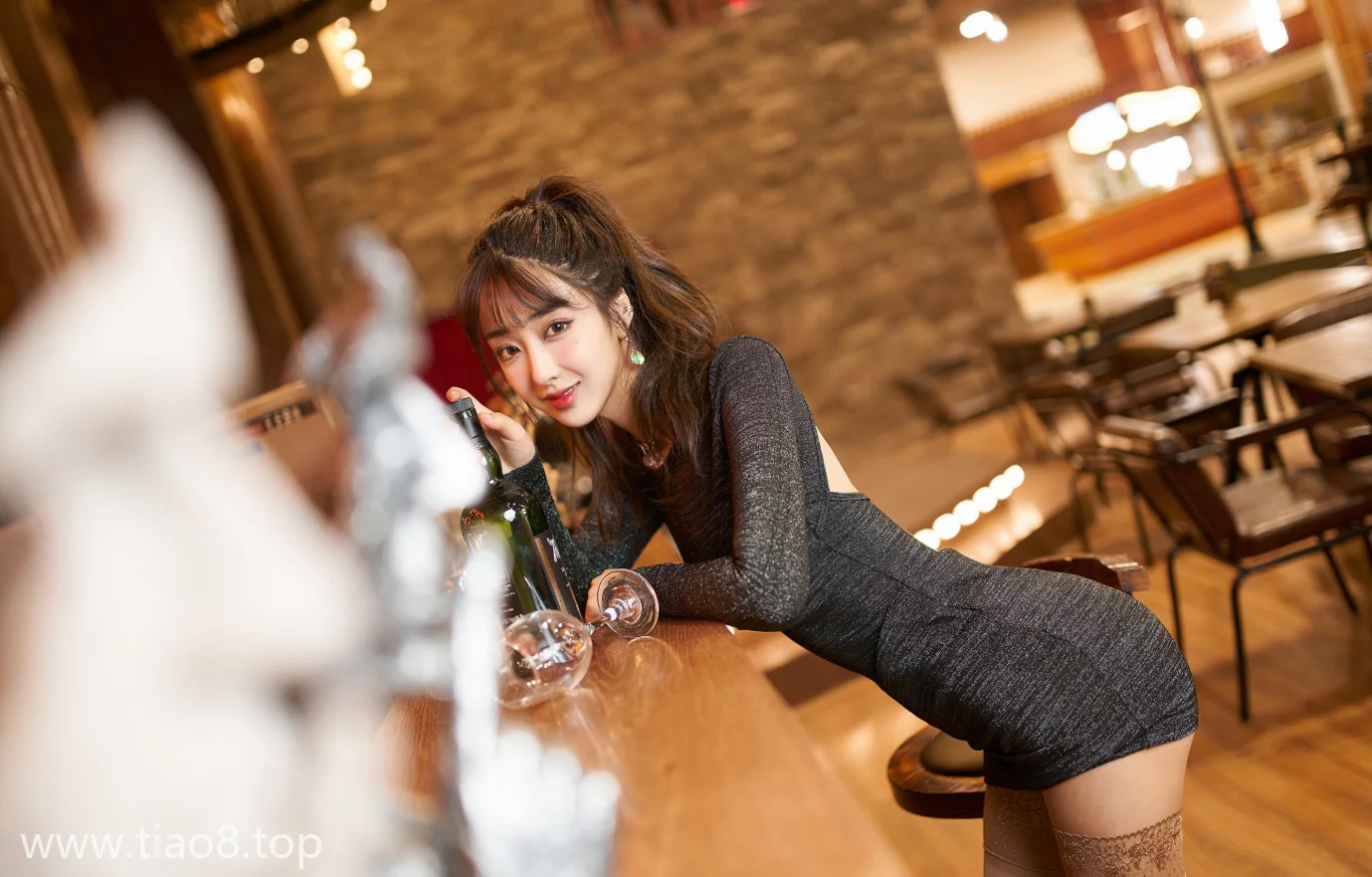 清甜笑容配鸡尾酒杯cos写真第2张 清甜笑容配鸡尾酒杯cos写真第2张