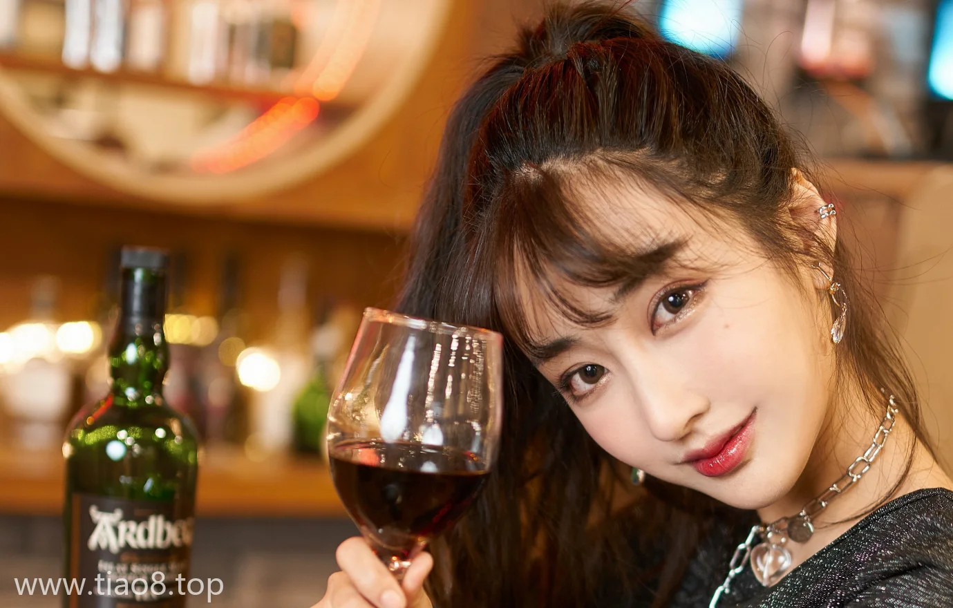 清甜笑容配鸡尾酒杯cos写真第1张 清甜笑容配鸡尾酒杯cos写真第1张