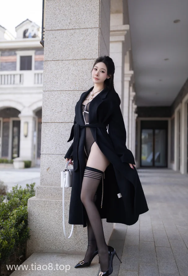 黑色大风衣配商业街霓虹cos写真第4张