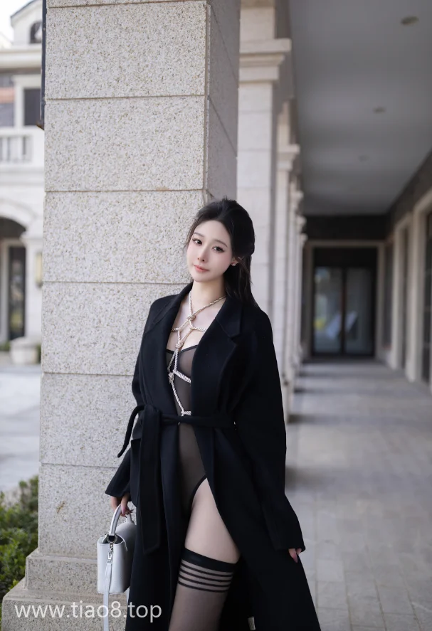 黑色大风衣配商业街霓虹cos写真第3张