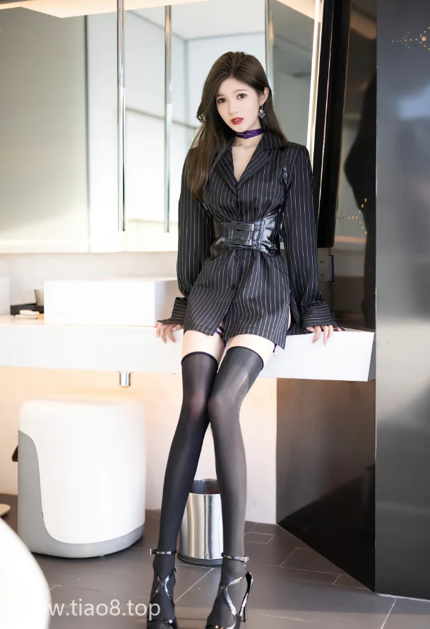 镜子前的光影配黑裙cos写真第4张