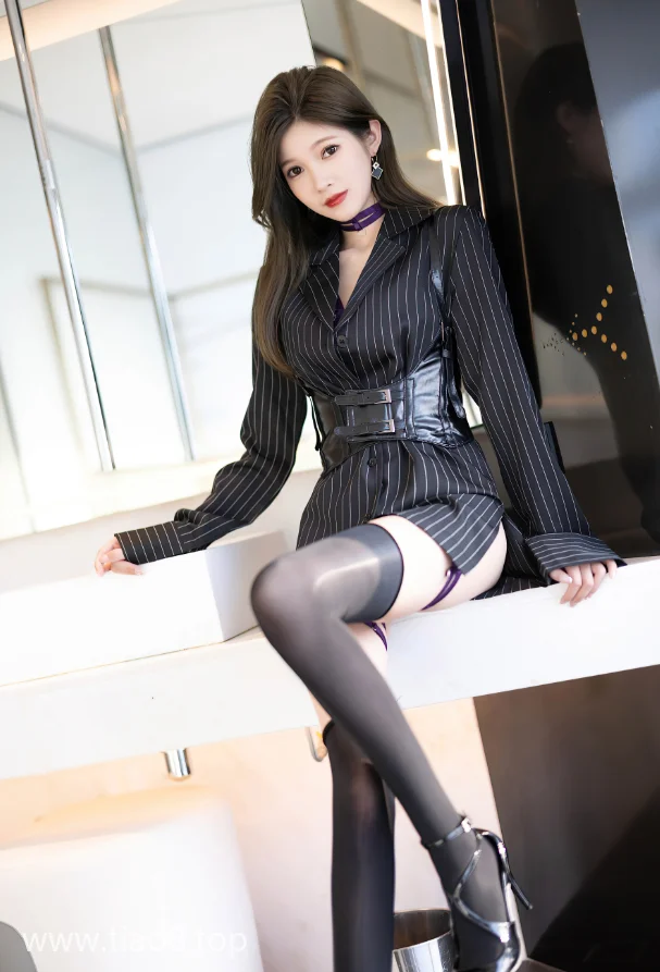 镜子前的光影配黑裙cos写真第3张