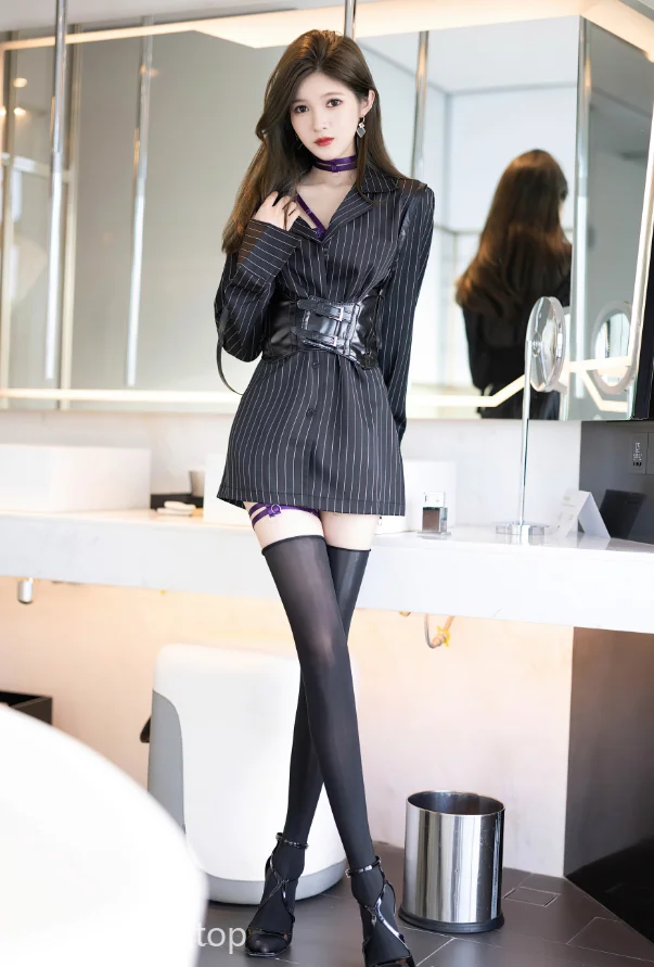 镜子前的光影配黑裙cos写真第1张