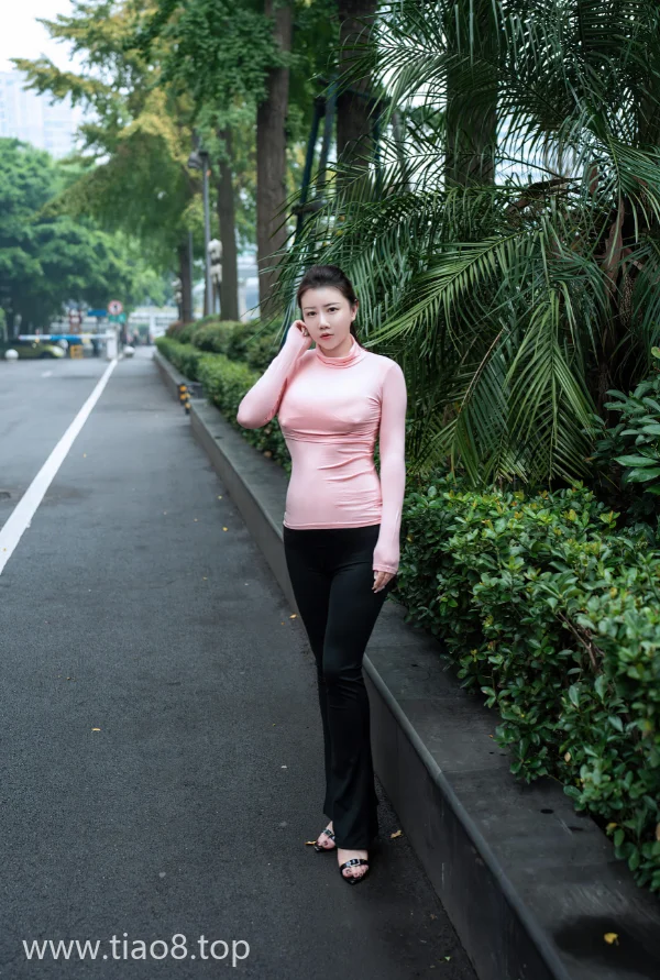 高个子配黑色长裤走街道cos写真第4张 高个子配黑色长裤走街道cos写真第4张