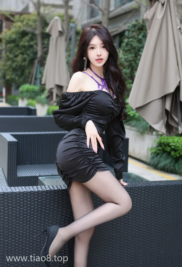 黑色连衣裙配鸟语花香cos写真第3张