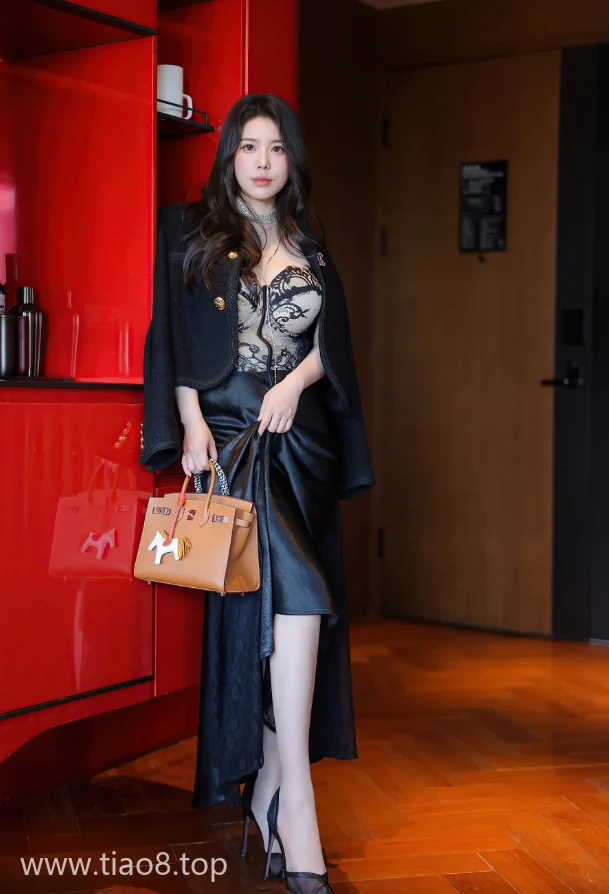红酒店配黑礼服cos写真第3张
