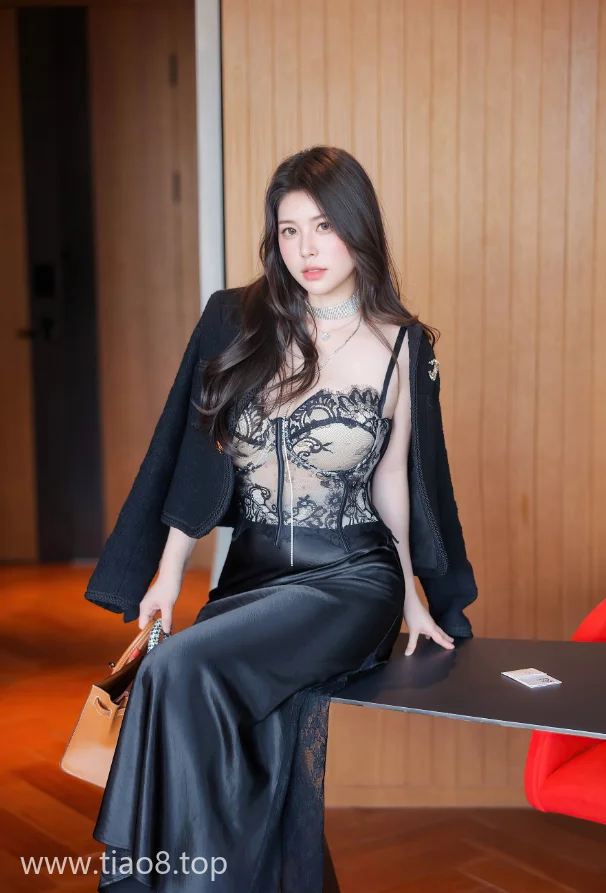 红酒店配黑礼服cos写真第2张