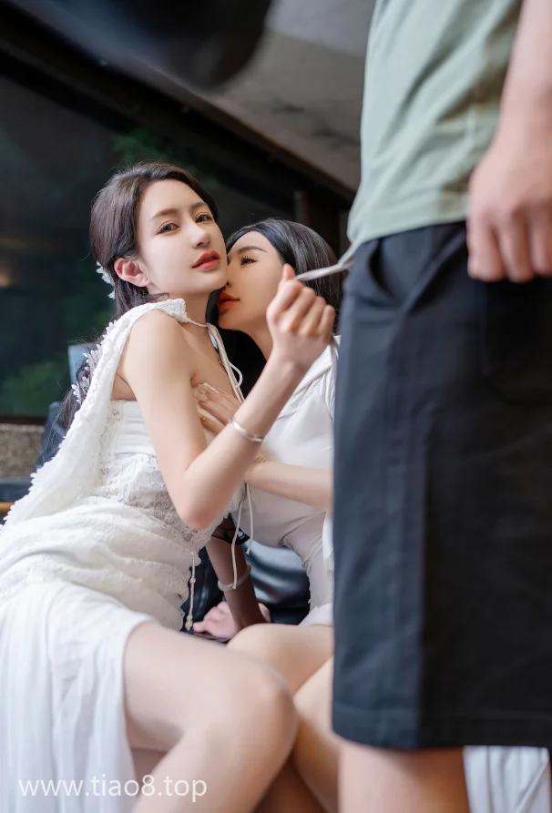 客厅自然光配白裙子cos写真第2张