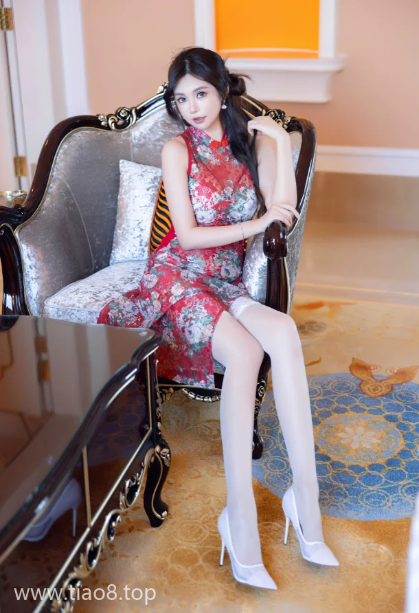大房子里艳红旗袍cos写真第2张 大房子里艳红旗袍cos写真第2张