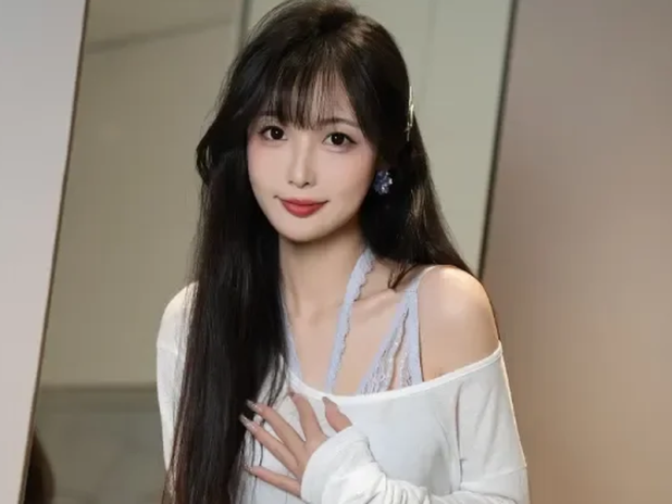 厨房自然光配白T恤,林星阑厨娘日常感不错