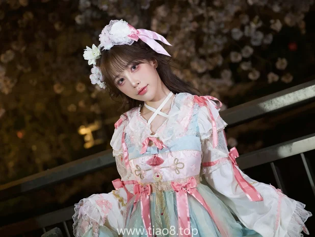 水淼Aqua全身照里的和服纸伞那段,画风跳得也太远了