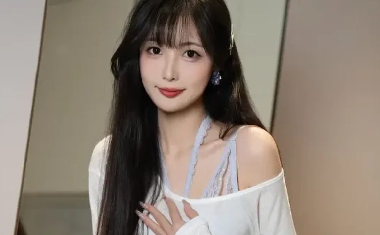 厨房自然光配白T恤,林星阑厨娘日常感不错