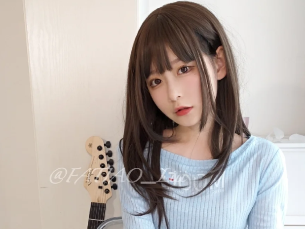 迷之呆梨这期吉他妹妹102张,金属椅条纹衫灰裙这搭配真舒服