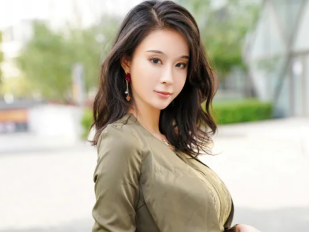 公园能拍出松弛感不容易,蓝夏Akasha这套旅游达人51张挺妙
