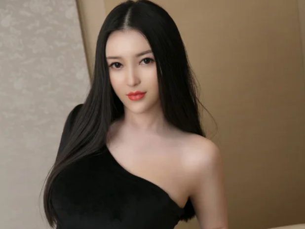 摄影师咔咔按快门那张,恩一这期时装模特挺有现场感