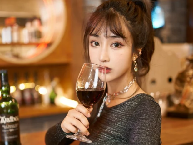 清甜笑容配鸡尾酒杯,林子欣Freya这组喝酒的女孩儿看着真迷人