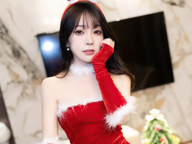 红色圣诞裙配大雪天,徐莉芝Booty拍出了童话里的温暖感