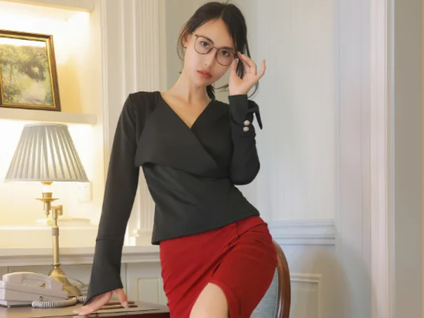 黑色小衬衫配红色裙子,lingyu69在办公室拍出了职场剧的优雅感