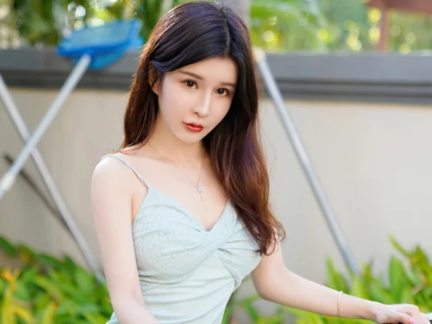 纯小希这套踏青少女,公园42张黄裙黑袜看着真活泼