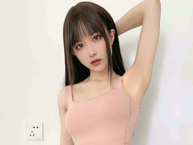 来一勺大布丁ovo这期瑜伽裤房间照,粉色背心灰裤56张翻着真舒服