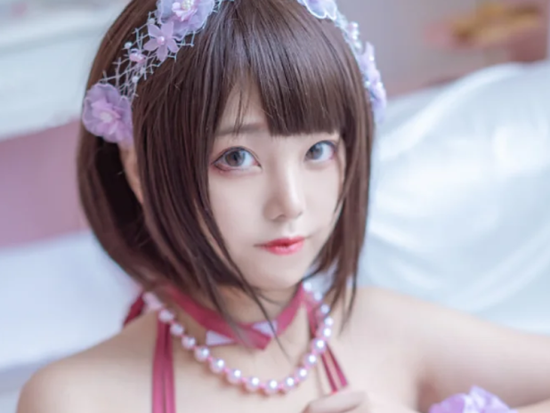 蜜汁猫裘换上睡衣坐化妆镜前,加藤惠这身太像本人了