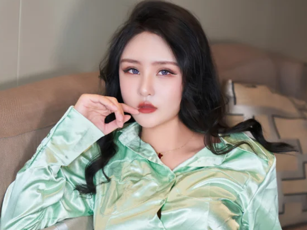 绿衬衫配朋友家沙发,Emily尹菲拍出了串门的松弛感
