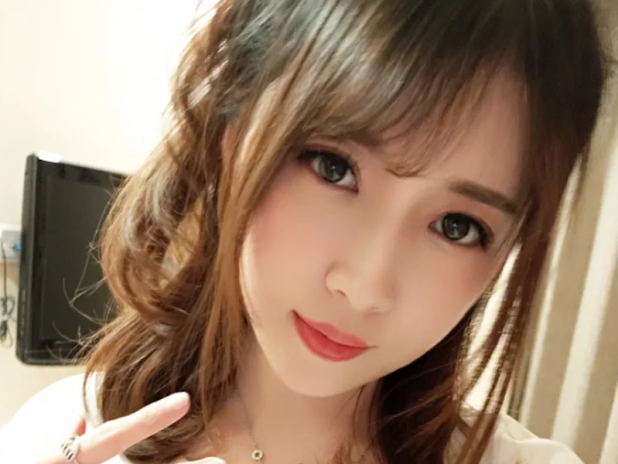 谁说OL风只能在办公室?小巫女露娜的OL风肤色连裤袜在卧室照样封神