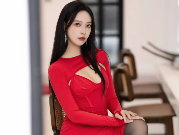 春意盎然的郊区公园配红色连衣裙，郑颖姗Bev时装模特照片色调太舒服了