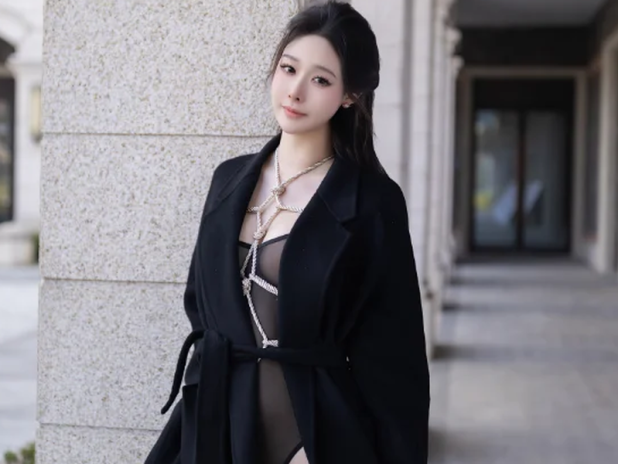 黑色大风衣配商业街霓虹,是小逗逗拍出了都市夜行者的潇洒感