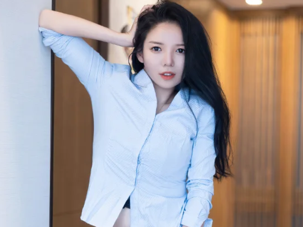 蓝色衬衫配红色长袜撞色,大美妞儿这期办公室宠儿第8张很可以