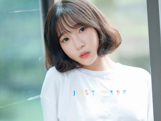 阳光透过树叶打下来,卿卿这组踏青少女看着真美好