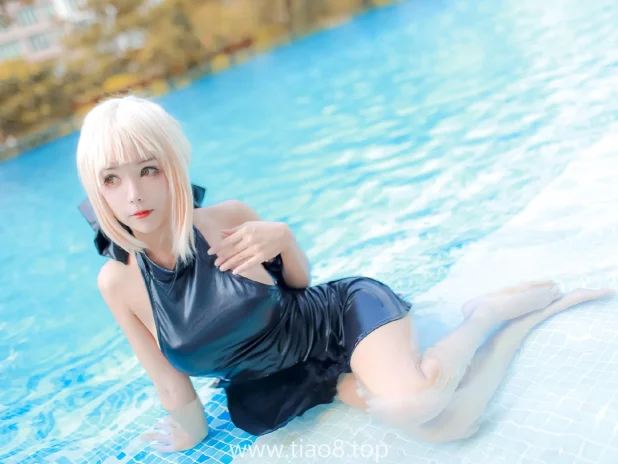 泳池里的Saber Alter泳装,Kitkat Cosplay 9这组把反差感拉满了