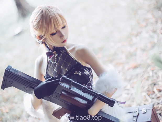 Coser衣衣少女前线紫雨心14张图,斑驳光打肩上那几张是真出彩