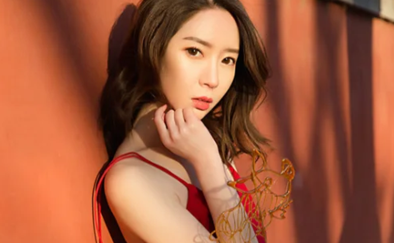 大年三十的老家院子,梦心玥新年少女这套图年味挺足