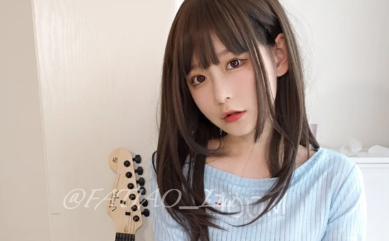 迷之呆梨这期吉他妹妹102张,金属椅条纹衫灰裙这搭配真舒服
