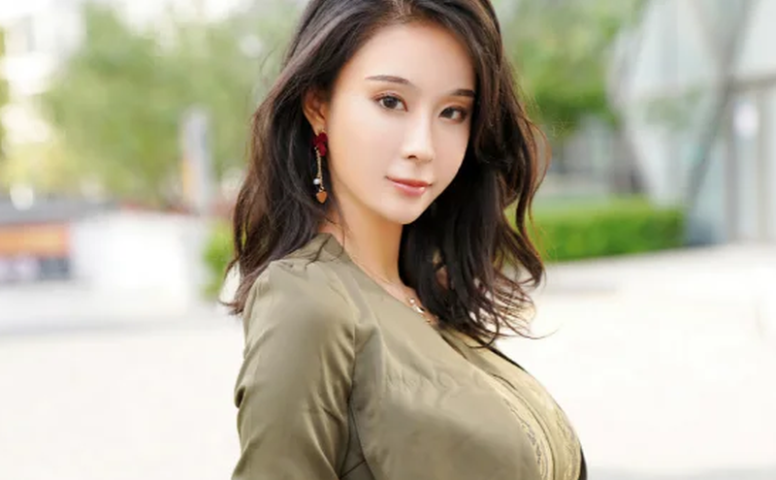 公园能拍出松弛感不容易,蓝夏Akasha这套旅游达人51张挺妙