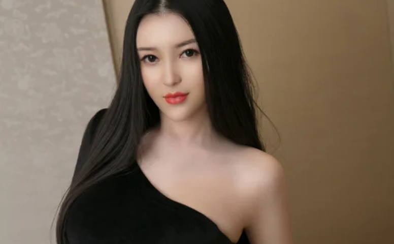摄影师咔咔按快门那张,恩一这期时装模特挺有现场感
