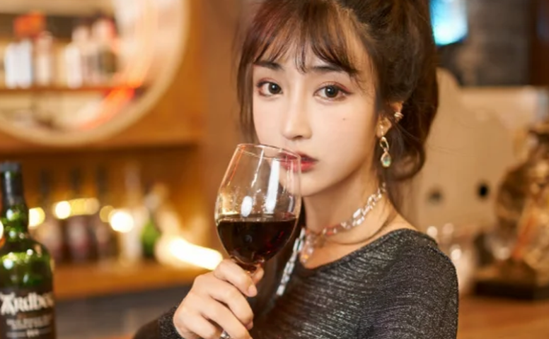 清甜笑容配鸡尾酒杯,林子欣Freya这组喝酒的女孩儿看着真迷人