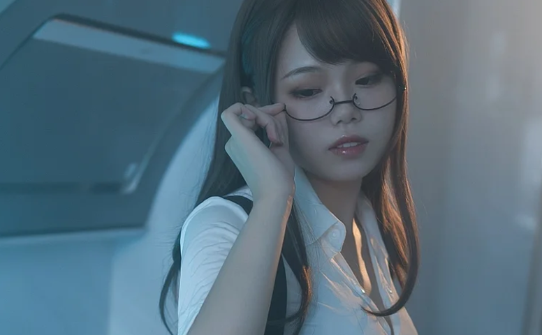 白衫黑裤加一副眼镜,七月喵子的眼镜娘1号在厨房拍出了俏皮感