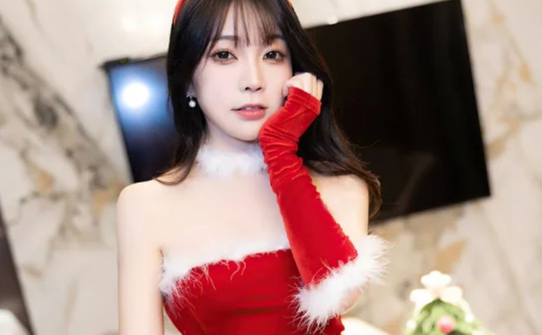 红色圣诞裙配大雪天,徐莉芝Booty拍出了童话里的温暖感