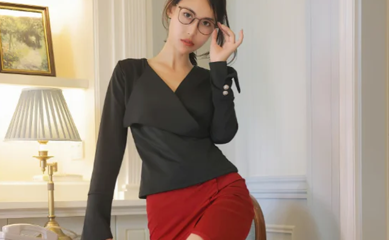 黑色小衬衫配红色裙子,lingyu69在办公室拍出了职场剧的优雅感