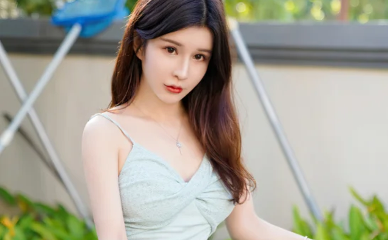 纯小希这套踏青少女,公园42张黄裙黑袜看着真活泼