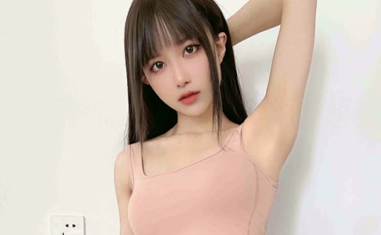 来一勺大布丁ovo这期瑜伽裤房间照,粉色背心灰裤56张翻着真舒服