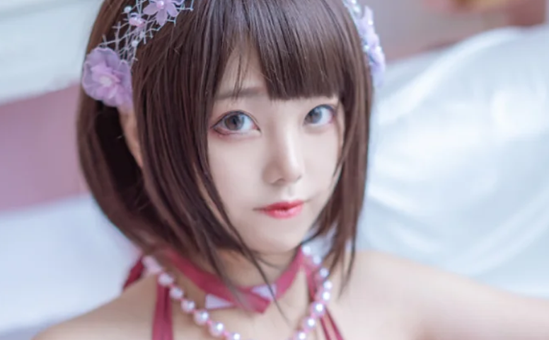 蜜汁猫裘换上睡衣坐化妆镜前,加藤惠这身太像本人了