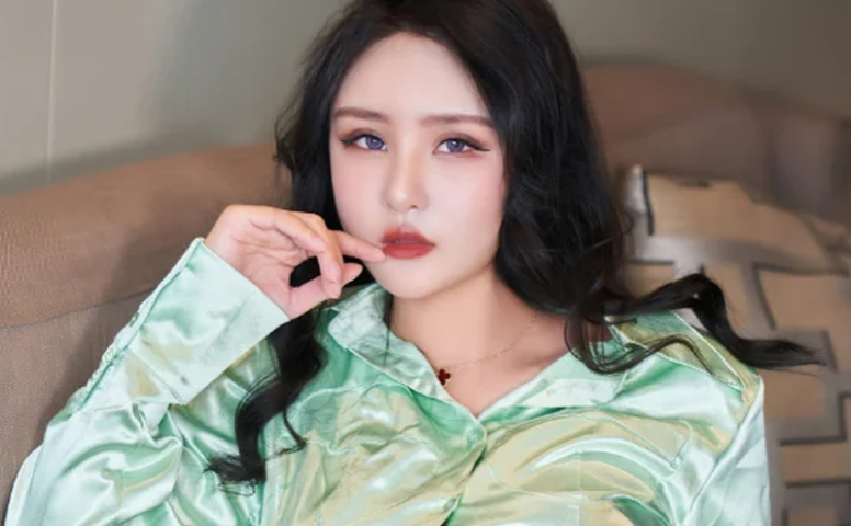 绿衬衫配朋友家沙发,Emily尹菲拍出了串门的松弛感