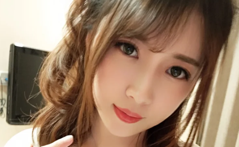 谁说OL风只能在办公室?小巫女露娜的OL风肤色连裤袜在卧室照样封神