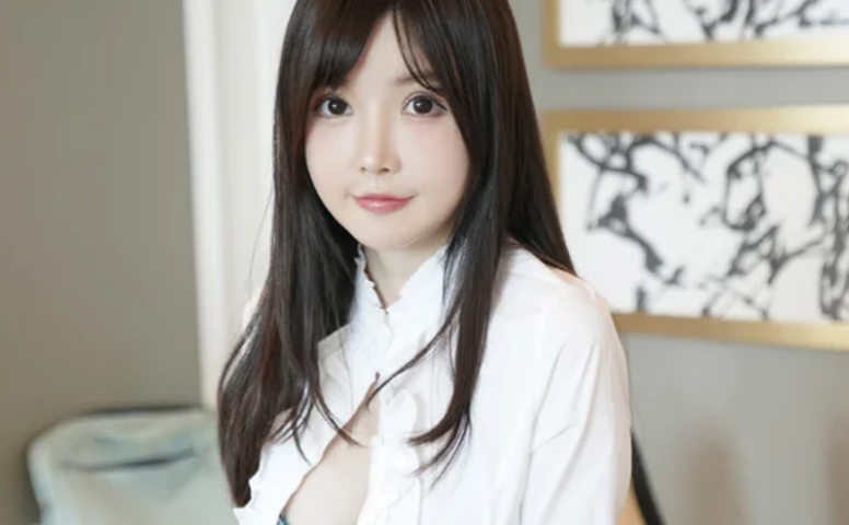 笑起来眼睛弯成月牙那张,糯美子Mini那套前台接待确实抓眼